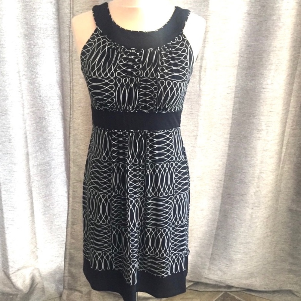 Classy Black and White Sleeveless Dress